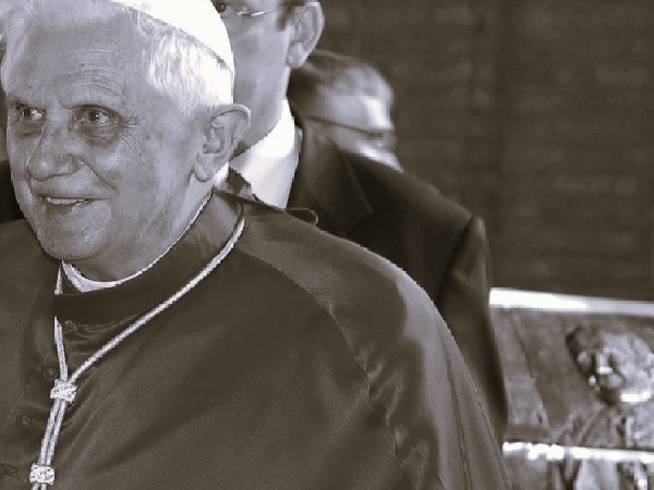 Papież Benedykt XVI w czarnej sutannie i papieskiej piusce.