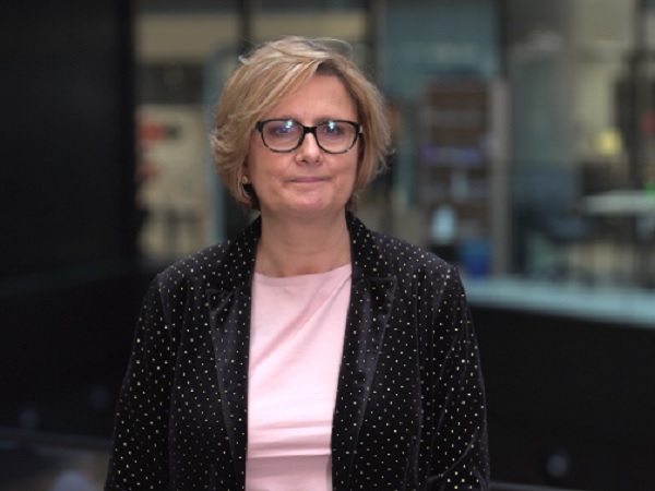 Portret dr Jane Doe, ekspertki w dziedzinie sztucznej inteligencji i uczenia maszynowego.