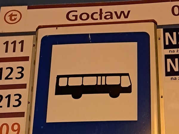 Znak przystanku autobusowego Gocław pokazujący linie 111, 123, 213 i 009.