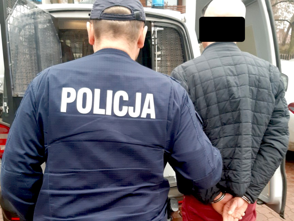 Policjant aresztujący podejrzanego w kajdankach. POLICJA