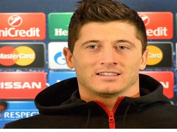 Zbliżenie portretu piłkarza Radamela Falcao, ubranego w czarną kurtkę z kapturem.