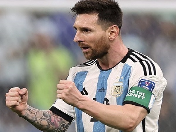Lionel Messi świętuje w koszulce Argentyny na Mistrzostwa Świata.