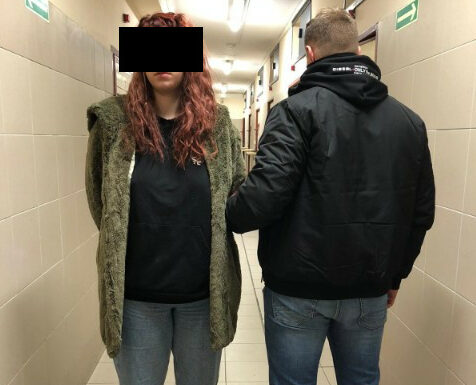 Kobieta w areszcie z policjantem. Aresztowanie.