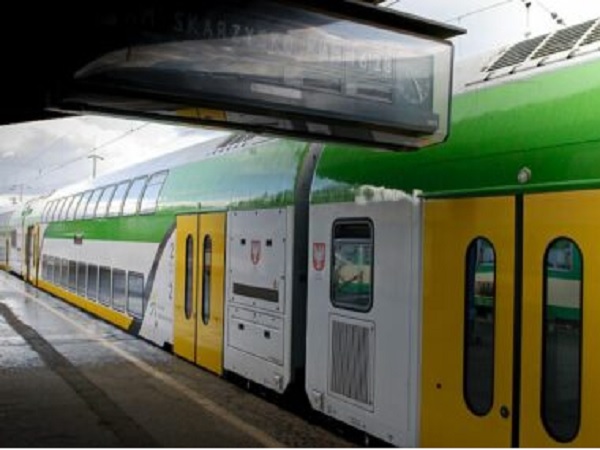 Nowoczesny polski pociąg na peronie