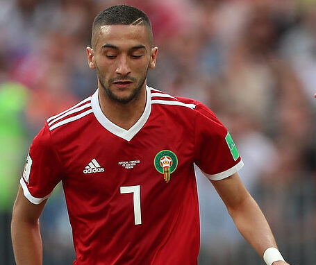 Hakim Ziyech, marokański piłkarz, w koszulce swojej drużyny narodowej z numerem 7.