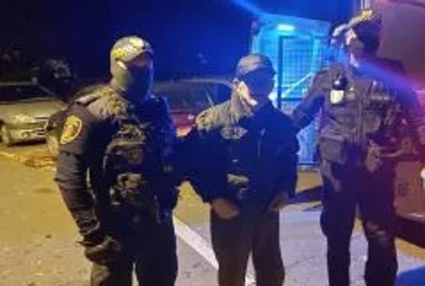 Trzech policjantów zatrzymało podejrzanych w nocy.