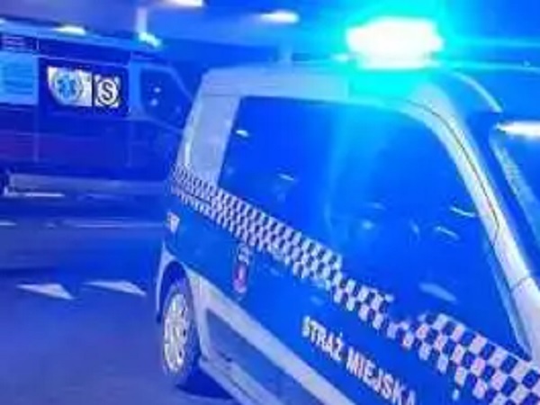 Straż Miejska radiowóz z migającymi niebieskimi światłami w nocy