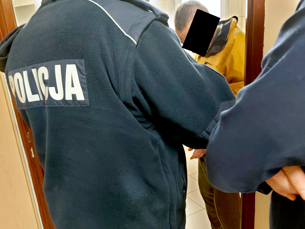 Policjanci zatrzymali podejrzanego, na mundurze funkcjonariusza widoczny jest napis POLIJA.