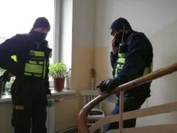 Dwóch policjantów w mundurach bada miejsce zdarzenia.