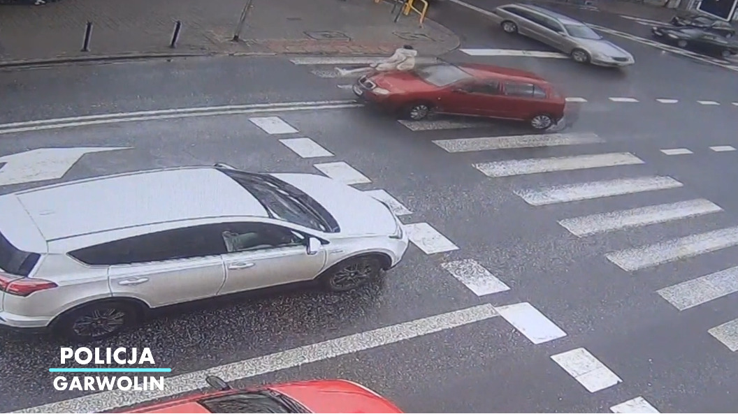 Nagranie z monitoringu pokazuje wypadek samochodowy na przejściu dla pieszych. POLICJA GARWOLIN.
