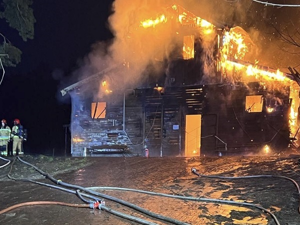 Strażacy walczą z intensywnym pożarem, który w nocy strawił drewniany budynek.