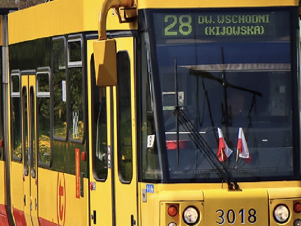 Żółty tramwaj nr 3018 na trasie 28 w kierunku ul. Wschodniego (Kijowskiej).