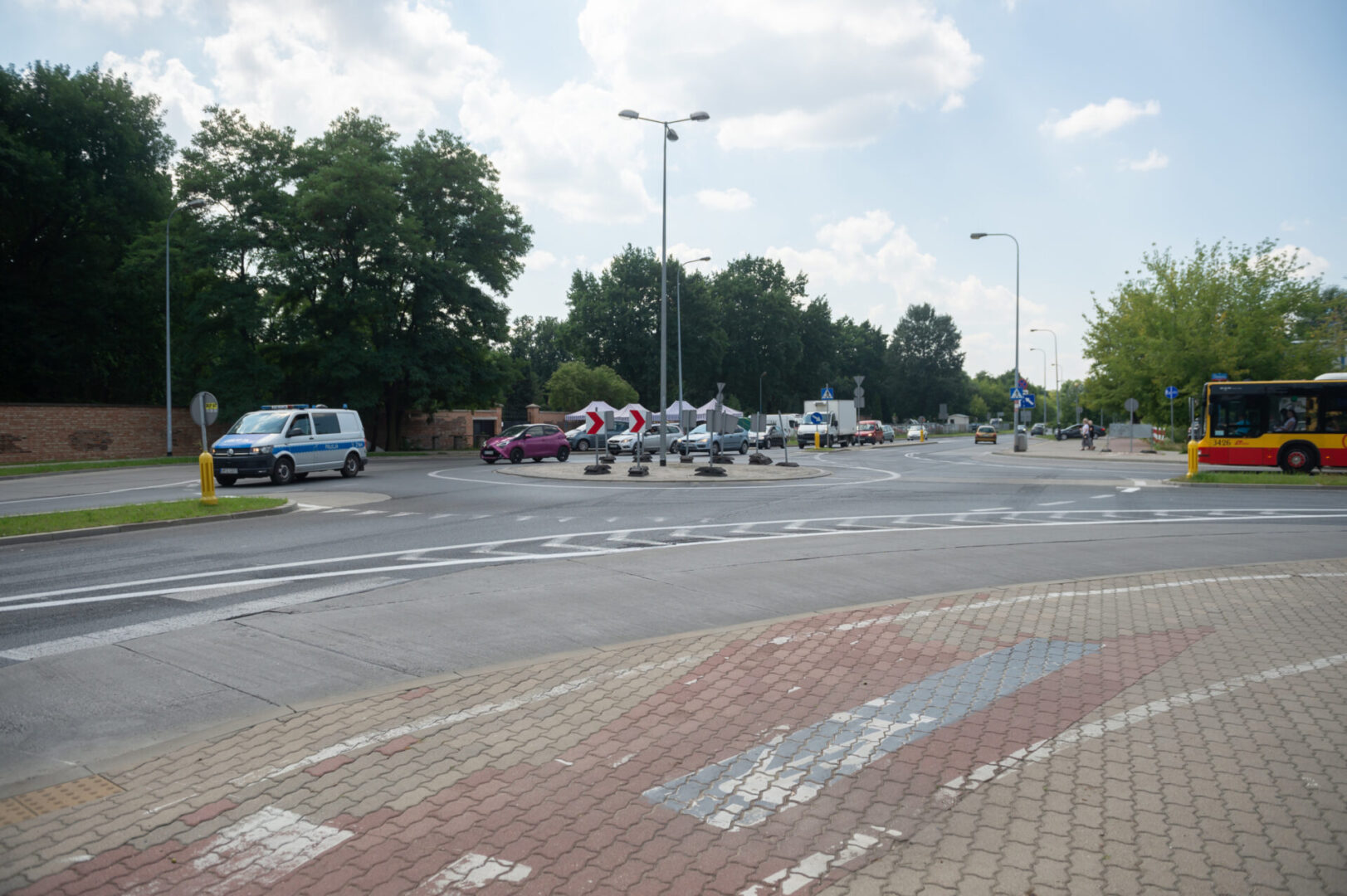 Samochody na rondzie w pobliżu przystanku autobusowego