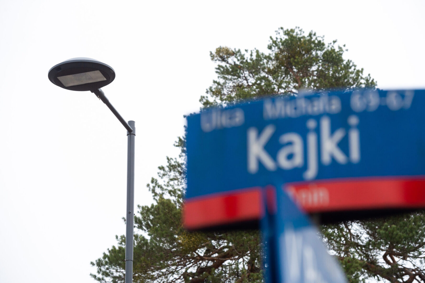 Nowoczesna latarnia uliczna i znak uliczny Kajki w Finlandii