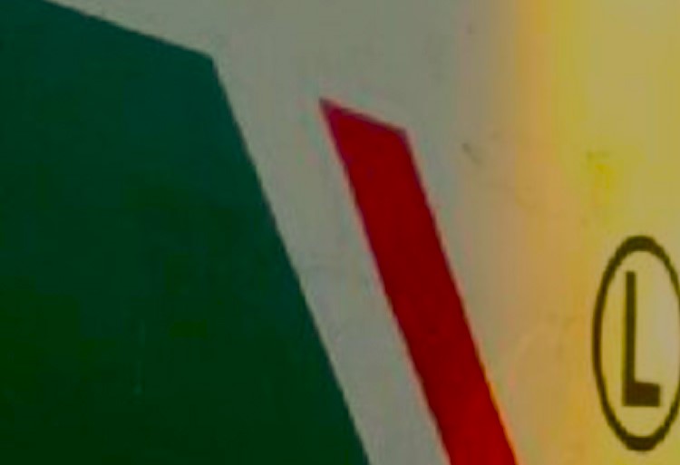 Zbliżenie kolorów włoskiej flagi: zielonego, białego i czerwonego; widoczny wskaźnik rozmiaru „L”.