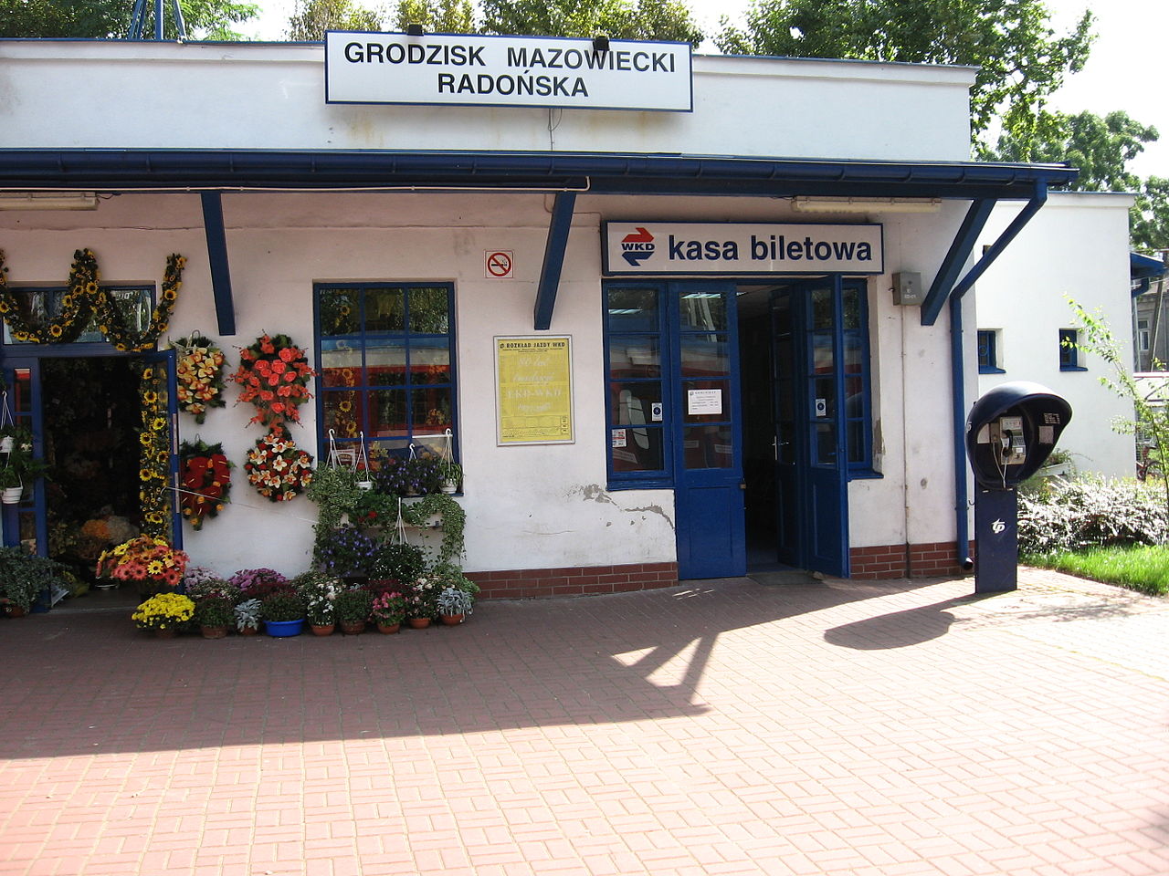 Kasa biletowa na dworcu Grodzisk Mazowiecki Radońska z kwiatami.