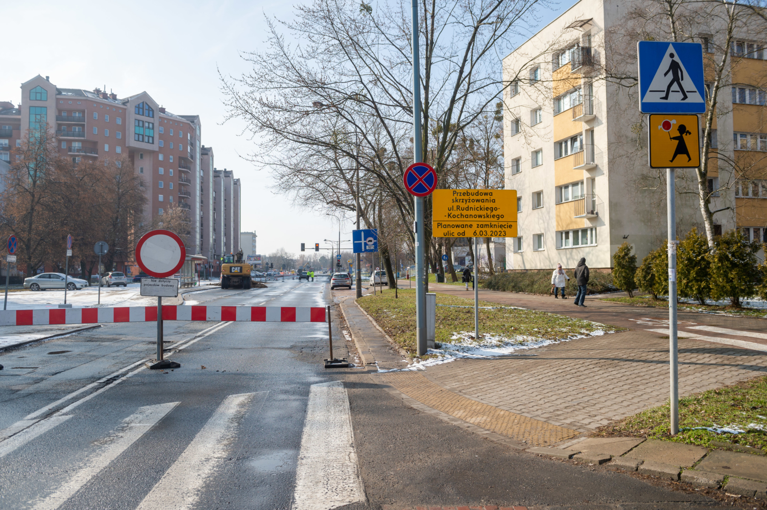 Budowa dróg w Polsce, pokazująca zamknięcia ulic i oznakowanie wskazujące planowane zamknięcia do 6.03.2023 r.