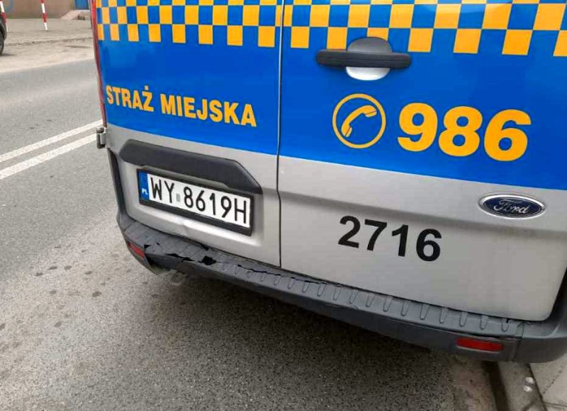 Uszkodzony tył samochodu dostawczego Straży Miejskiej, tablica rejestracyjna WY 8619H, nr 2716