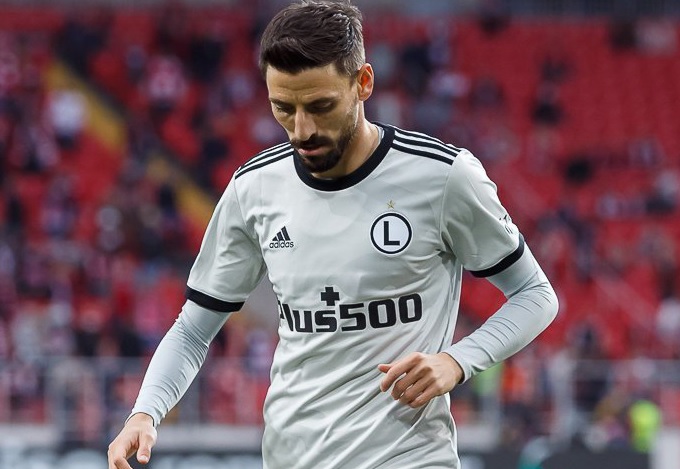 Piłkarz Marcel Halstenberg w stroju wyjazdowym drużyny Lipsk, patrzy w dół.