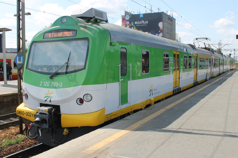 Pociąg Green Koleje Mazowieckie, nr 2 120 799-3, na peronie stacji. Na przodzie widoczny napis R7 W-WA ZACH.