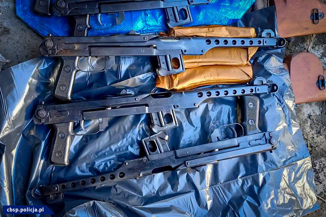 Rozmontowane pistolety maszynowe skonfiskowane przez policję