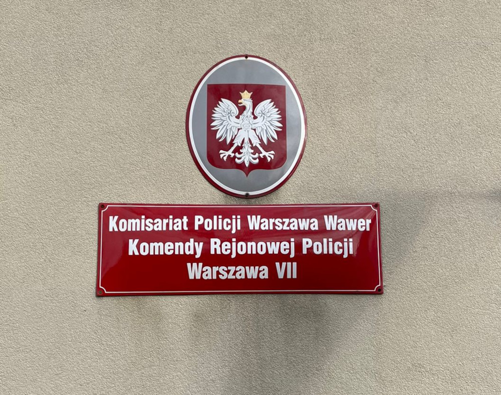 Tablica na Komisariacie Policji Warszawa VII z herbem Polski