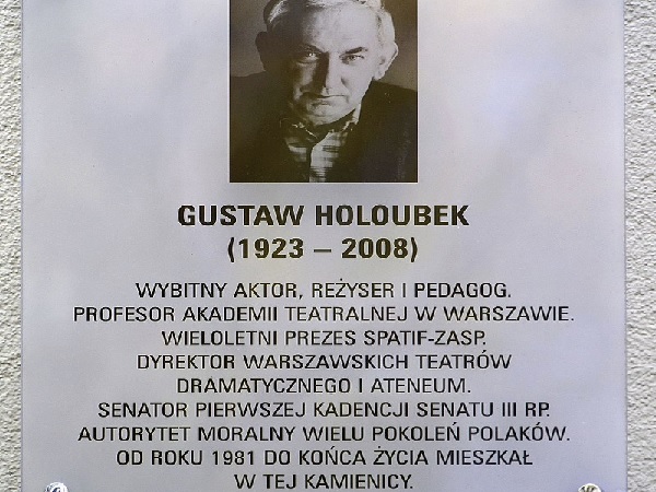 Tablica pamiątkowa poświęcona Gustawowi Holoubkowi (1923-2008), wybitnemu polskiemu aktorowi, reżyserowi i pedagogowi.