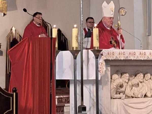 Biskup i księża na mszy, celebrujący Eucharystię
