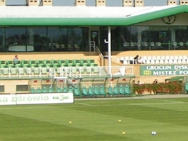 Trybuny i boisko stadionu Groclin Dyskobolia. Widoczny baner Mistrza Polski 2003.