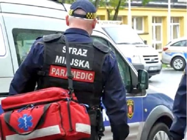 Ratownik medyczny straży miejskiej z torbą medyczną