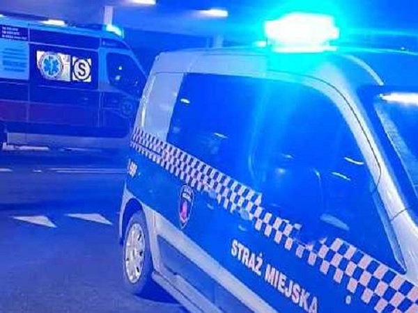 Pojazdy uprzywilejowane na miejscu wypadku. Straż Miejska jest widoczna na jednym pojeździe.