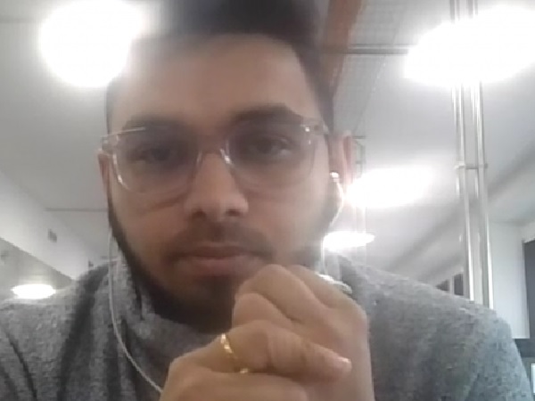 Mężczyzna w okularach omawiający strategie SEO