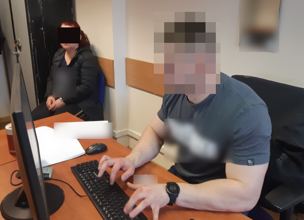 Mężczyzna i kobieta siedzą przed komputerem, ich twarze są rozmazane w celu zachowania prywatności.