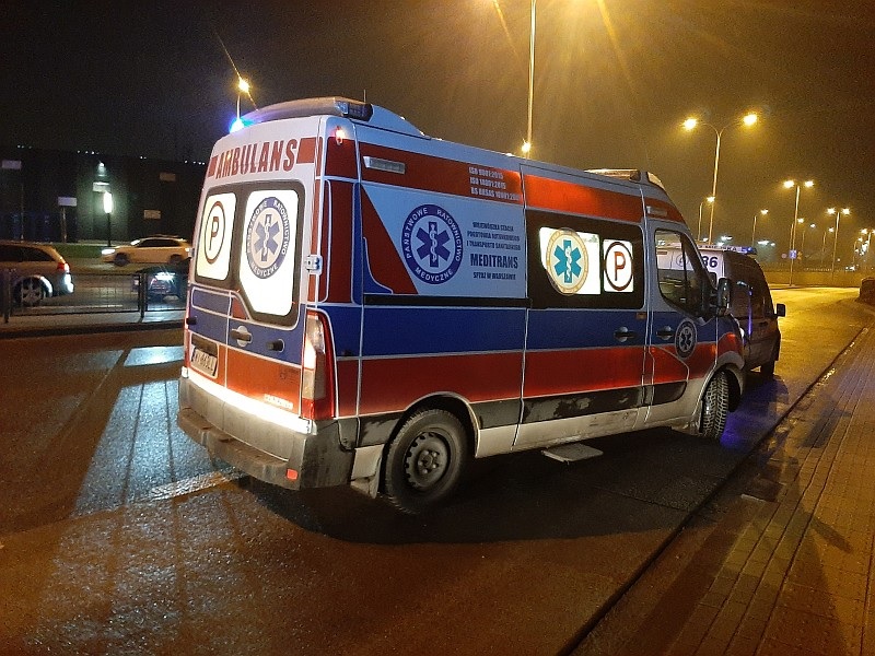 Polska karetka Meditrans w nocy, pogotowie ratunkowe