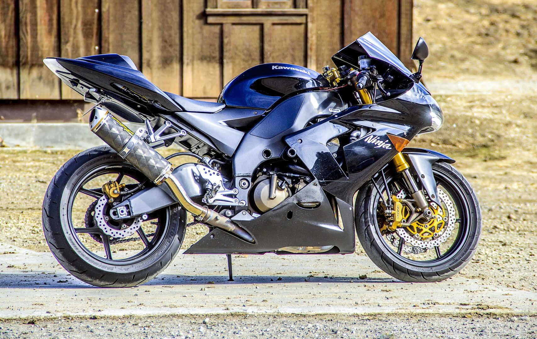 Czarny sportowy motocykl Kawasaki Ninja ZX-10R zaparkowany na zewnątrz