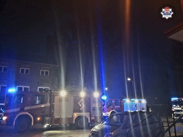 Wozy strażackie w nocy reagują na wypadek. Widoczny numer pojazdu 56931.