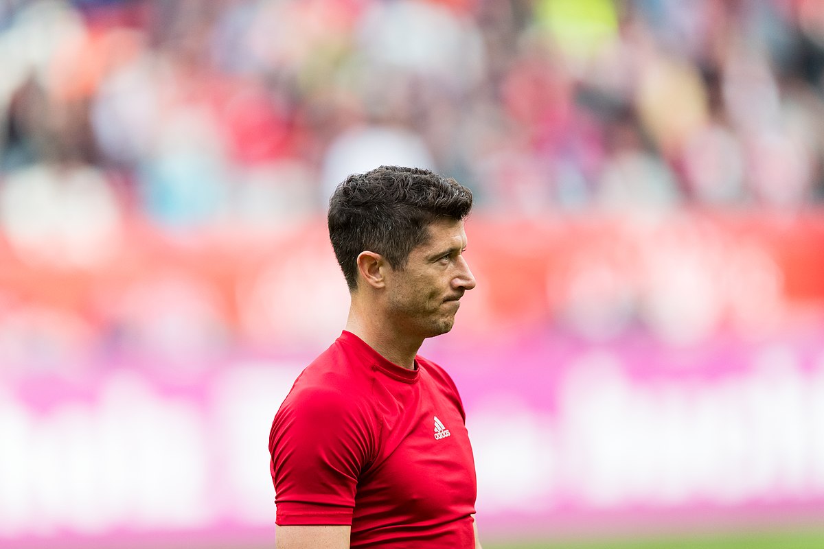 Robert Lewandowski w czerwonej koszulce Bayernu. Już jej nie założy. Czy założy jeszcze koszulkę reprezentacji Polski?