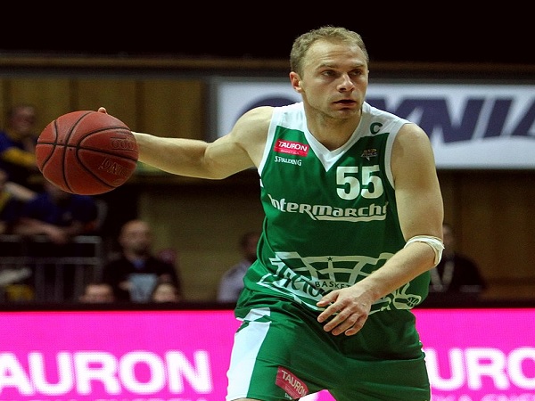 Zawodowy koszykarz dryblujący piłkę podczas gry. Koszulka z numerem 55.