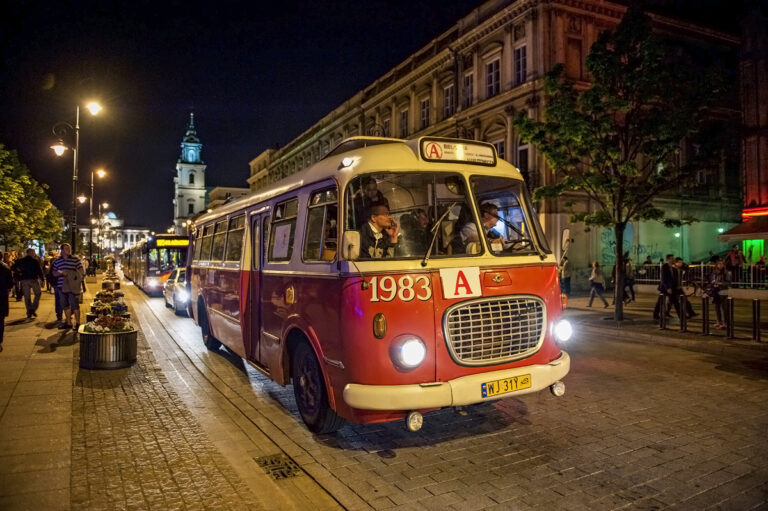 Zabytkowy autobus Jelcz z 1983 roku nocą na ulicy miejskiej