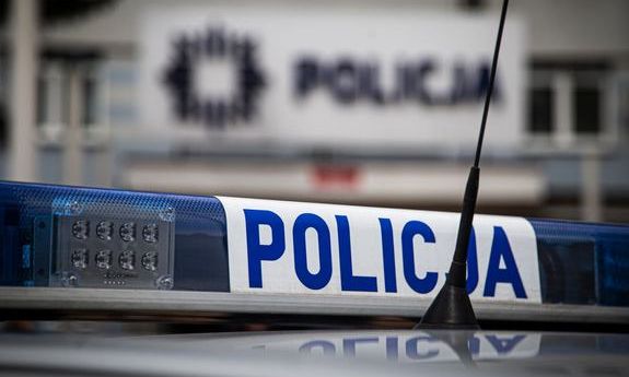 Zbliżenie na pasek świetlny polskiego radiowozu, na którym wyraźnie widoczny jest napis „POLICJA”.