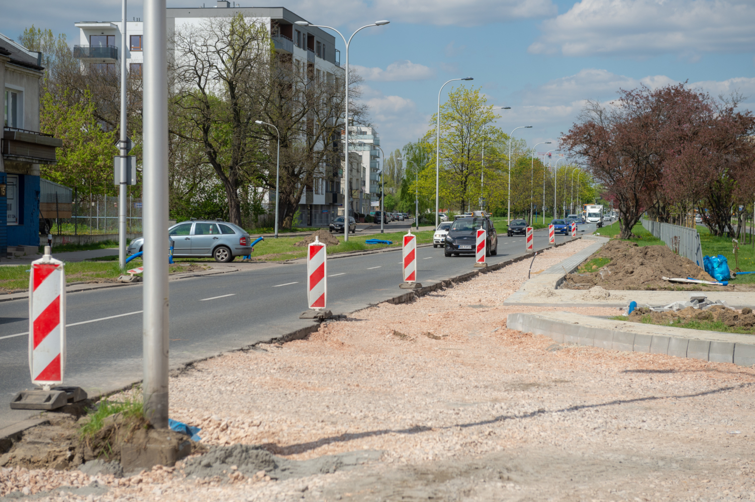Budowa drogi z uwzględnieniem ruchu i tymczasowych środków organizacji ruchu.