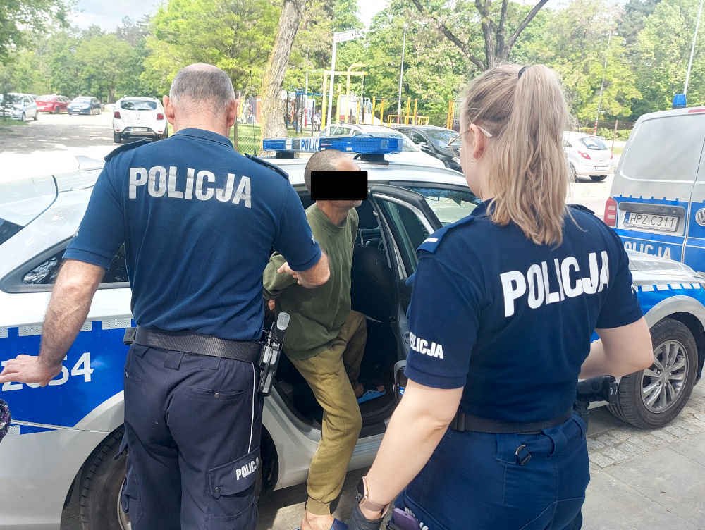 Dwóch polskich policjantów aresztuje mężczyznę. POLICJA