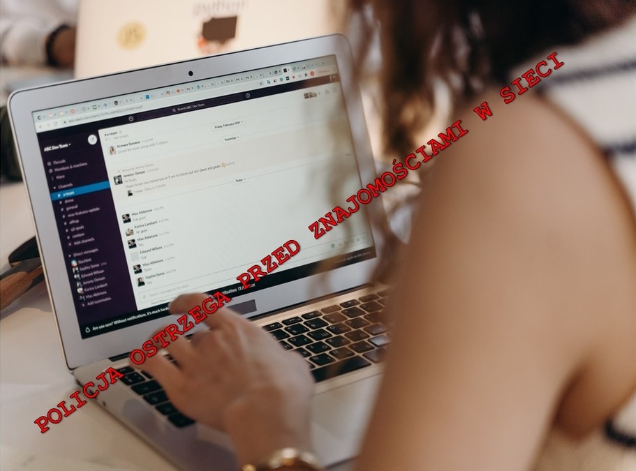 Kobieta korzystająca z laptopa, ostrzeżenie dotyczące bezpieczeństwa w Internecie w języku polskim: „POLICJA OSTRZEGA PRZED ZNAJOMOŚCIAMI W SIECI