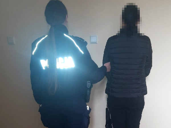 Policjant aresztujący podejrzanego.