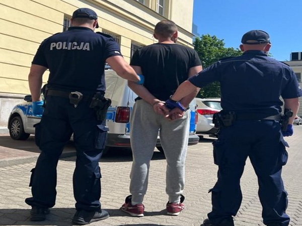 Dwóch polskich policjantów aresztuje mężczyznę. POLICJA.