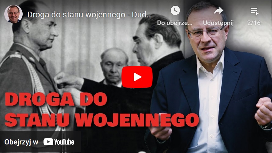 Mężczyzna omawia stan wojenny w Polsce, „Drogę do stanu wojennego”, na tle historycznych zdjęć.