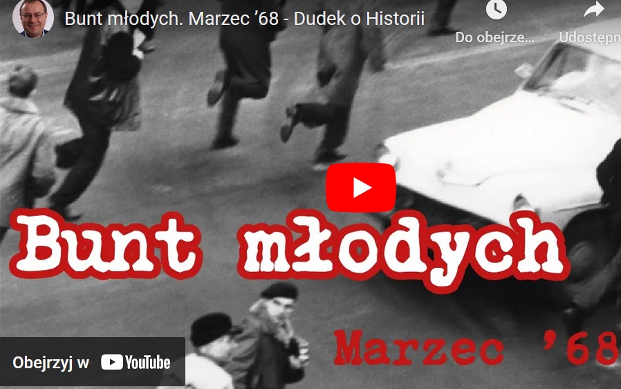 Czarno-białe zdjęcie protestów polskiej młodzieży w marcu 1968 r., „Bunt młodych”, z przyciskiem odtwarzania w serwisie YouTube.