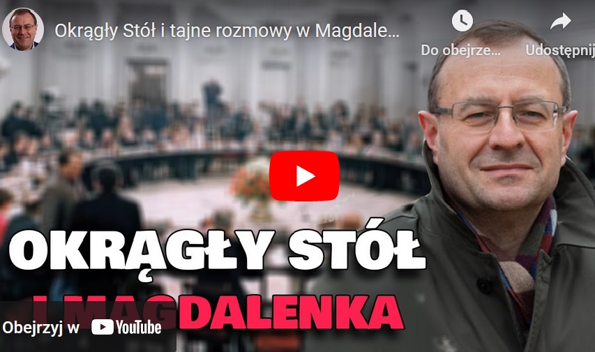 Mężczyzna omawiający rozmowy Okrągłego Stołu w Magdalence. Widoczne „Okrągły Stół” i „Magdalenka”.