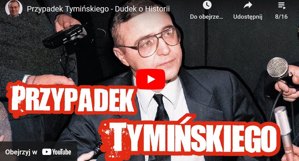 Przycisk odtwarzania nad wizerunkiem Grzegorza Tymińskiego na konferencji prasowej. „Przypadek Tymińskiego