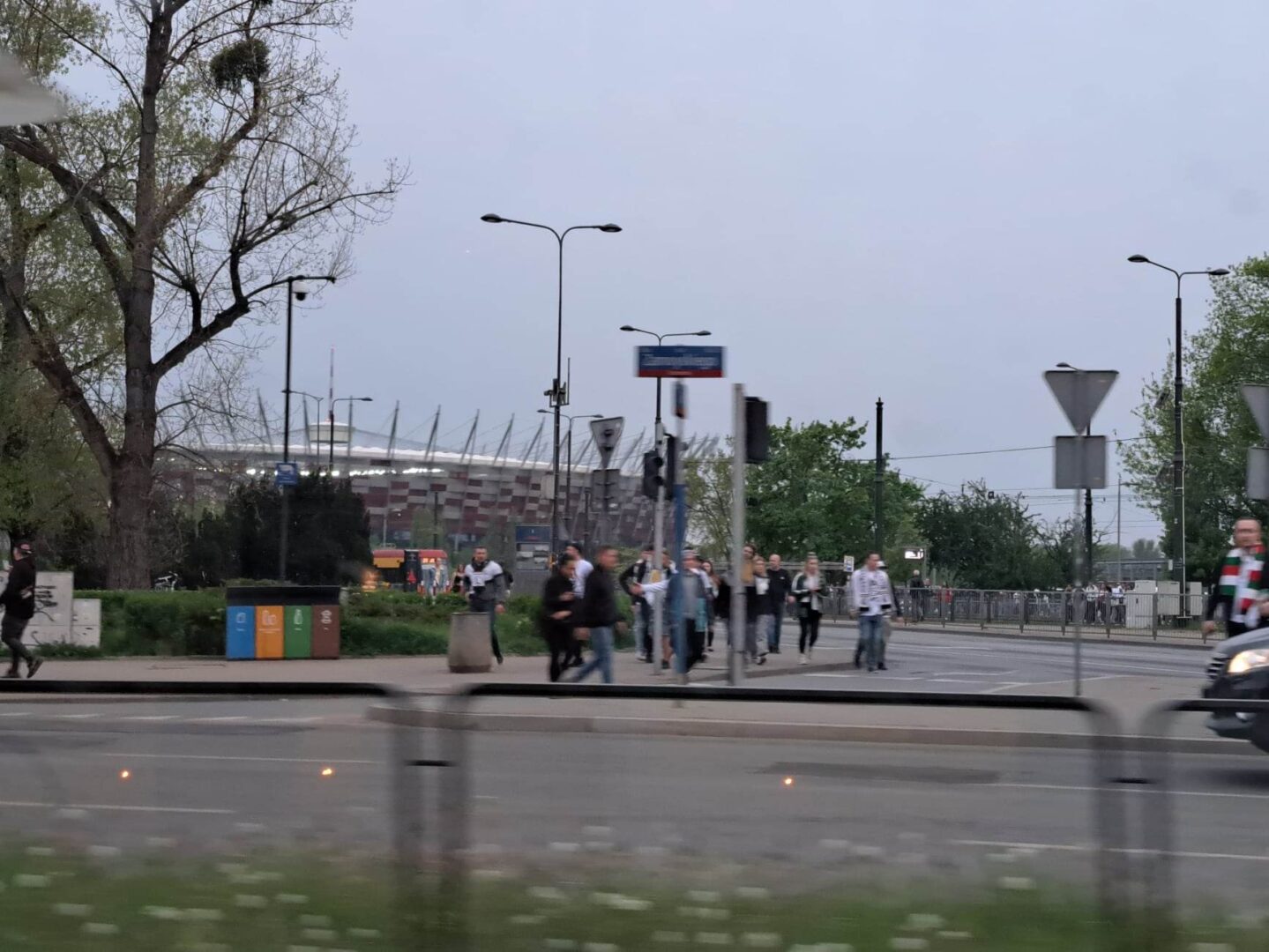 Kibice przechodzą przez ulicę w pobliżu stadionu PGE Narodowy w Warszawie.